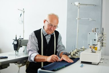 Olgun adam Dükkanı terzilik çalışma 