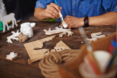 Yaratıcı sanat çalışmaları sırasında insan eli