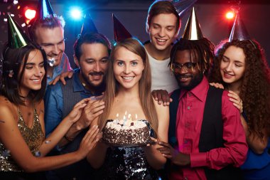 kız arkadaşlarıyla birlikte doğum günü pastası ile