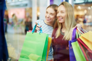 Vitrin cam bir şeye işaret shopper 