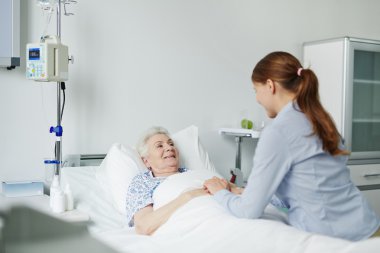 Koğuşta torunu ile üst düzey kadın 