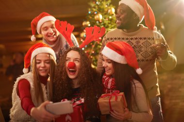 İnsanlar Noel partisinde selfie yapma