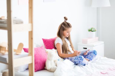 Evde rahatlatıcı touchpad ile güzel kız