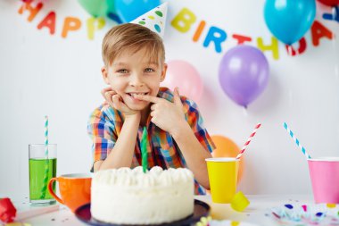 Sevimli çocuk doğum günü tatlı tatma