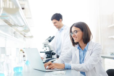 Laboratuarda çalışan mutlu bilim adamı