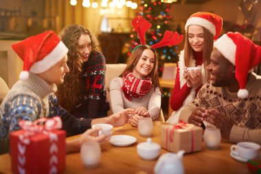 İnsanlar Noel 'i evde kutluyor. 