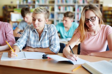 Sırada oturan üniversite öğrencileri