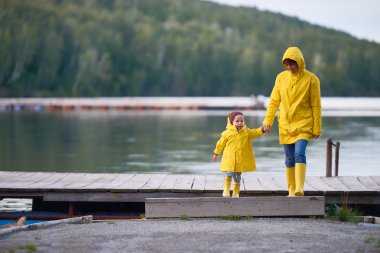 Anne ve oğlu nehir banka yürüyüş 