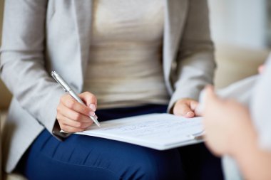 Konuşma sırasında notlar yapma psikolog