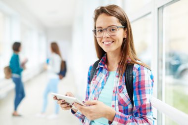Dijital tablet ile kız öğrenci