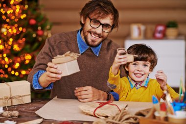 Hediyeleri Noel için hazırlanıyor