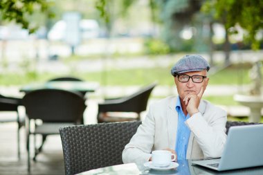 Komuta sizde açık kafede oturan 