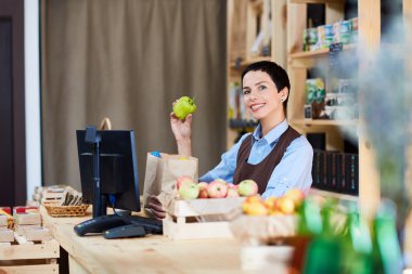 Gülümseyen kasiyer süpermarkette çalışma