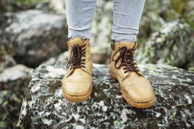 Çizmeli taşa ayakta bacaklar