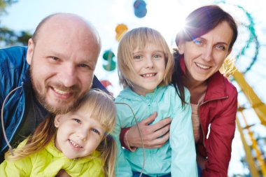 Hafta sonu çocuklar eğlence parkı