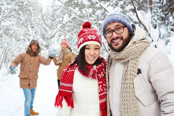 Šťastný pár s přáteli v destinaci winter park — Stock fotografie