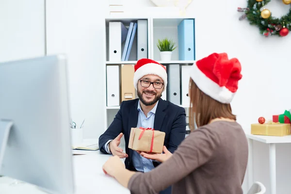 Zakenman geven xmas aanwezig aan collega — Stockfoto