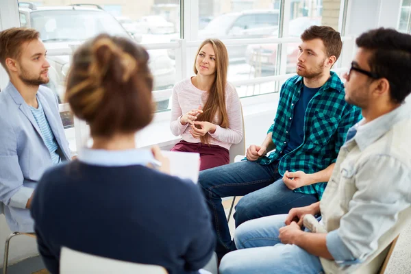 Grupo de personas durante el curso psicológico — Foto de Stock