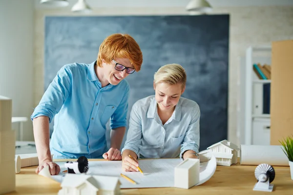 Personas creativas trabajando en la oficina — Foto de Stock