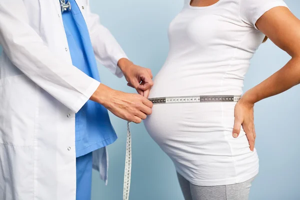 Měření velikosti břicha těhotné ženy — Stock fotografie