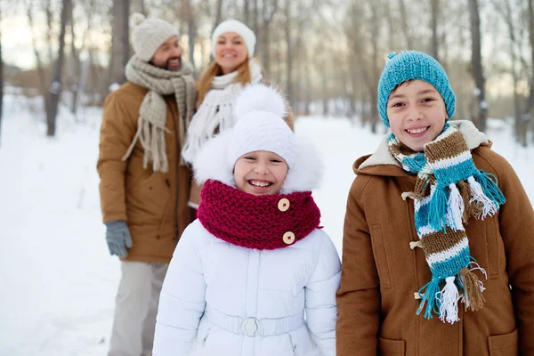 Kardeşleri ve ebeveynleri kış günü içinde — Stok fotoğraf