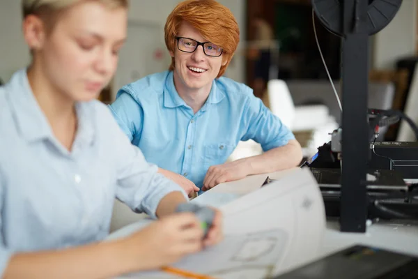 Geschäftsleute arbeiten zusammen — Stockfoto