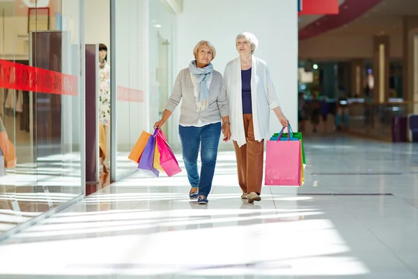 Compradores caminando por el centro comercial — Foto de Stock