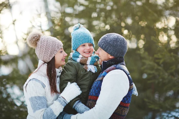 Familie genießt Wochenende am Wintertag — Stockfoto