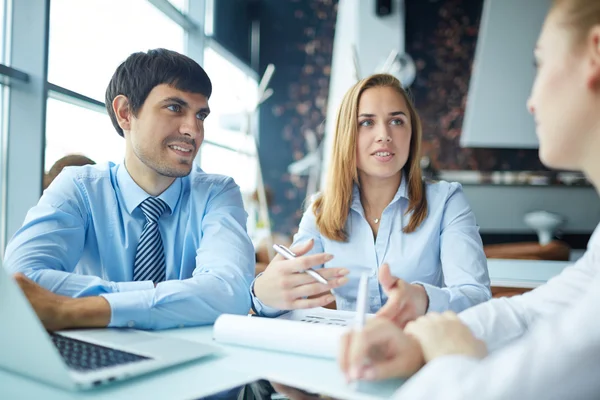 Grupo de compañeros de trabajo discutiendo plan de negocios — Foto de Stock