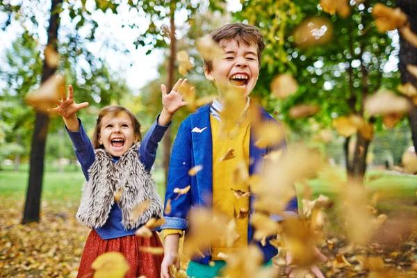 Hermano y hermana en el parque de otoño — Foto de Stock