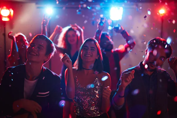 Jóvenes divirtiéndose en fiesta disco — Foto de Stock