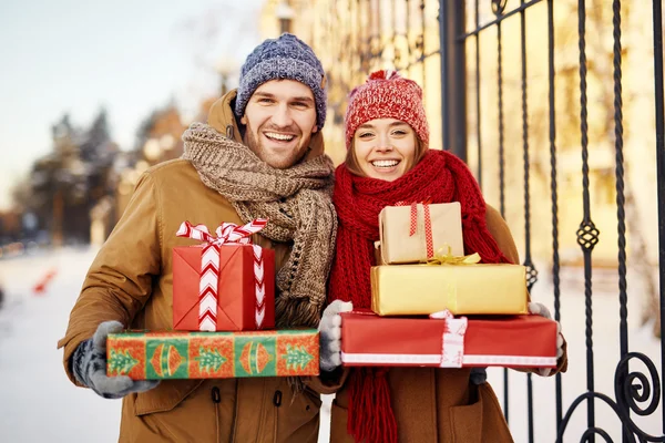 Щаслива пара з загорнутими різдвяними подарунками — стокове фото