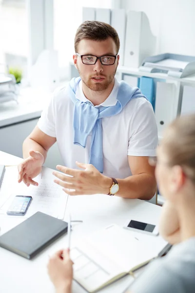 Uomo d'affari che condivide le sue idee con un collega — Foto Stock