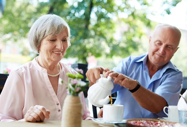 Senioren-Paar macht während der Teezeit Rast — Stockfoto