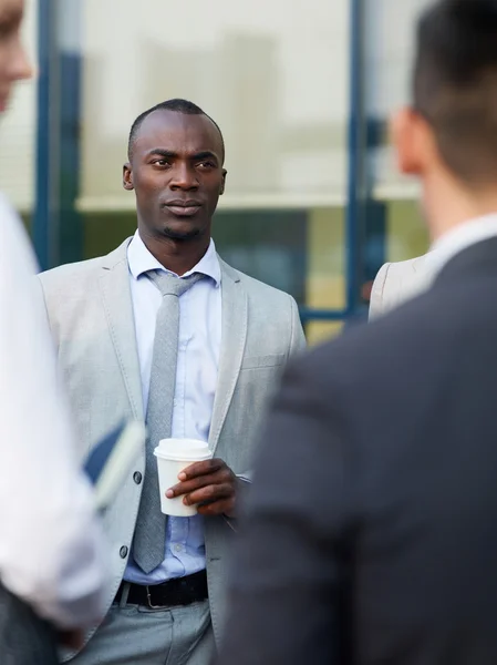 Zakenman interactie met collega 's — Stockfoto