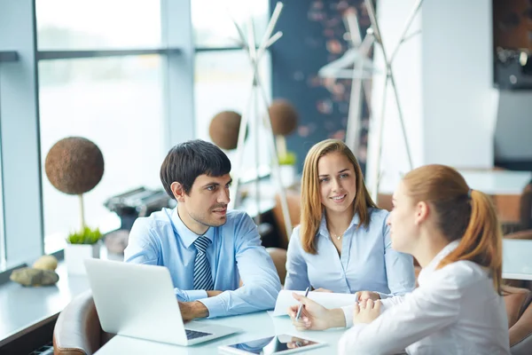 Businessman talking to his pretty colleagues — Stock Photo, Image