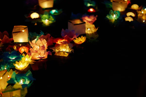 Paper flower lanterns floating in a row — Stock Photo, Image