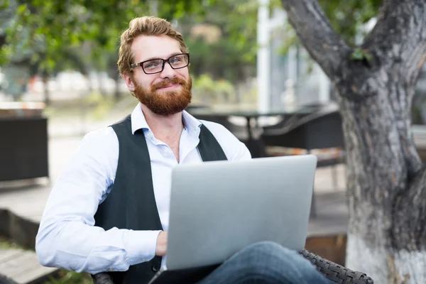 Glücklicher Mann vernetzt sich am Laptop — Stockfoto