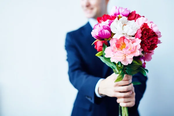 Bouquet of flowers in a man's hands — Stock Photo, Image