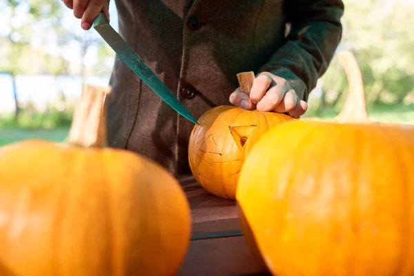 Mann bastelt Jack-o-Laterne — Stockfoto