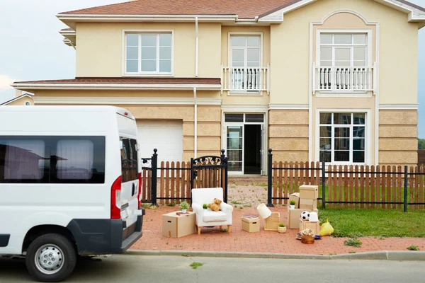 Фургон и вещи упакованы перед домом — стоковое фото
