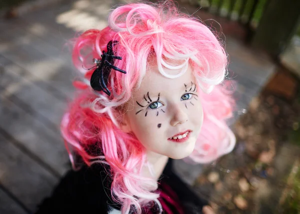Pembe peruk, sevimli küçük kız — Stok fotoğraf