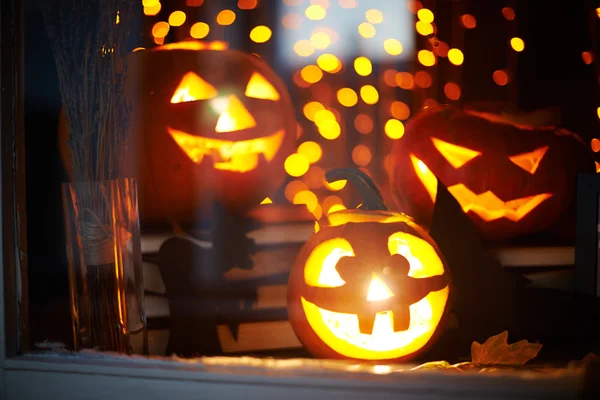 Jack o lanterns on behind window — ストック写真