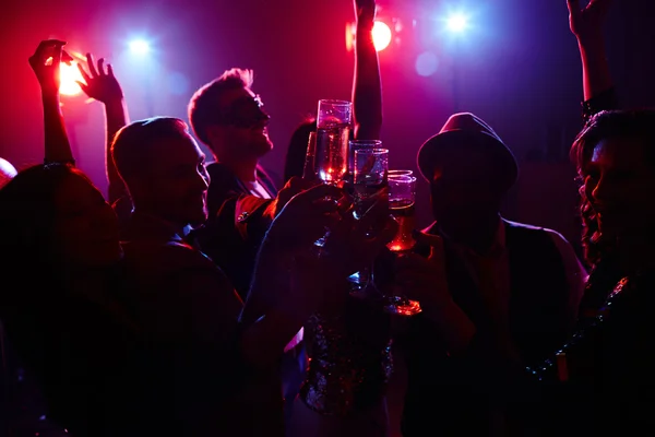 Mensen met champagne roosteren in nachtclub — Stockfoto