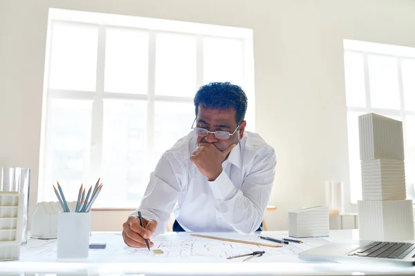 Empresario mirando boceto de ingeniería —  Fotos de Stock