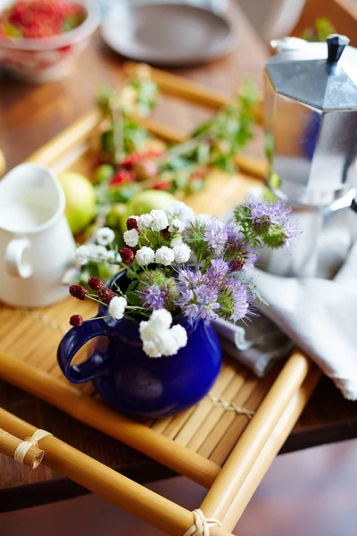 Bos van wilde bloemen in blauwe porseleinen vaas — Stockfoto