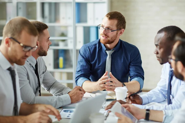 Jovem empregador conversando com um dos gerentes — Fotografia de Stock