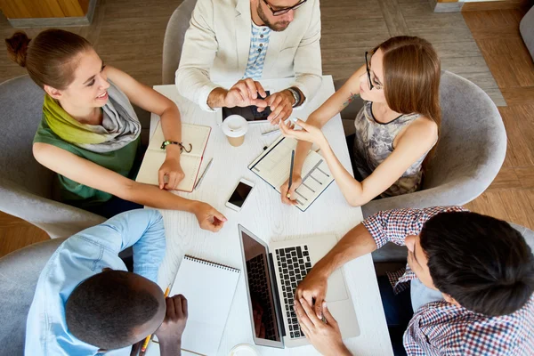 Affärsmän som interagerar med tabell — Stockfoto