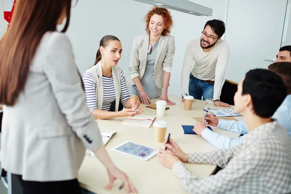 Groupe de gens d'affaires planification des travaux — Photo