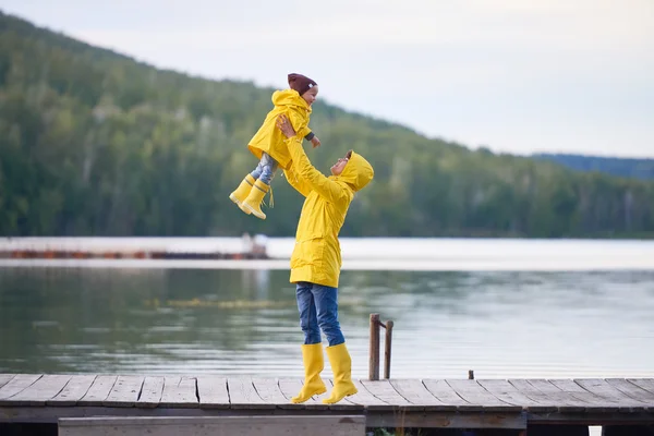 Kobieta gra na syna przez jezioro — Zdjęcie stockowe